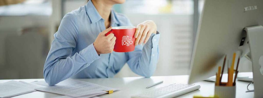 Por qué se dice que un buen café puede mejorar tu día 2 mujer tomando una taza de café mientras trabaja en su portátil