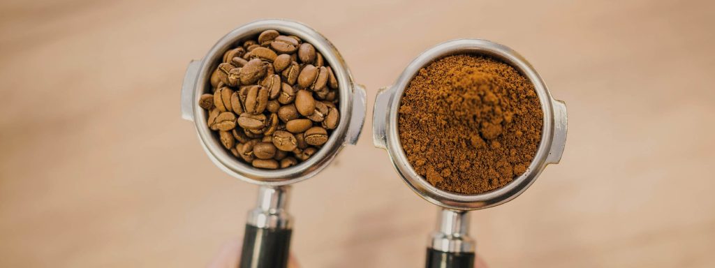 Por qué se dice que un buen café puede mejorar tu día 3 café en grano y molido en portafiltro