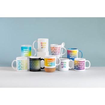 Taza con cuchara de cerámica.