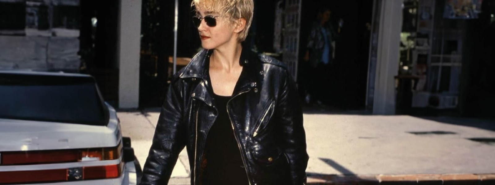 Madonna en la calle usando una chaqueta de cuero