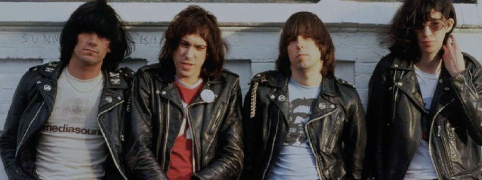 Ramones usando chaquetas de cuero