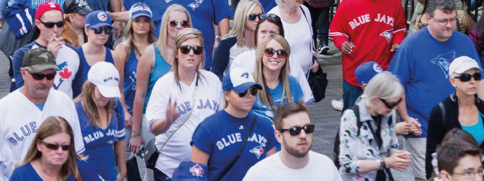 Fanáticos de béisbol con gorras personalizadas 
