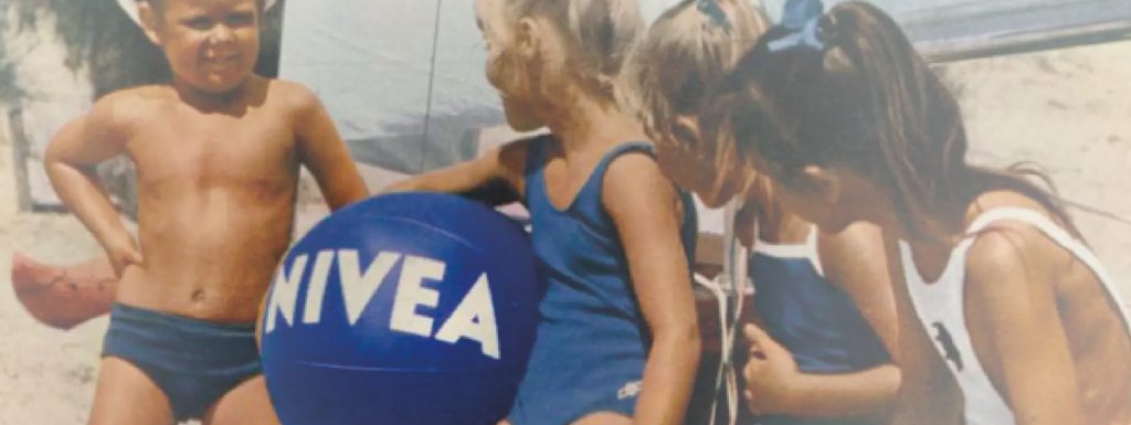 Niños en la playa con la pelota de playa nivea personalizada