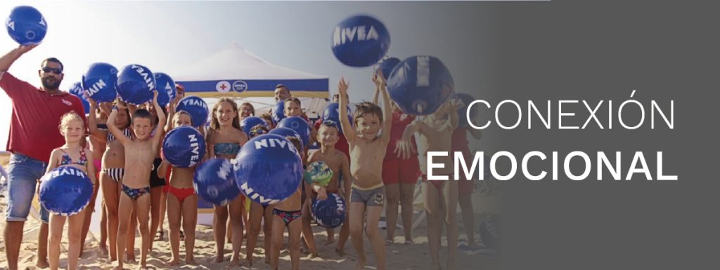 los artículos personalizados como pelotas de playa permiten la conexión emocional con los clientes