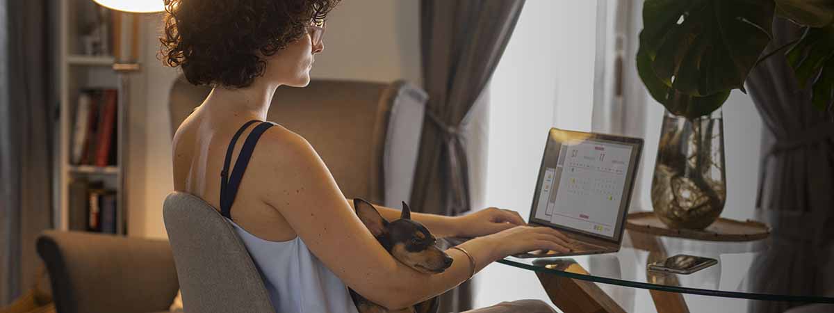 Trabajando desde casa con su mascota