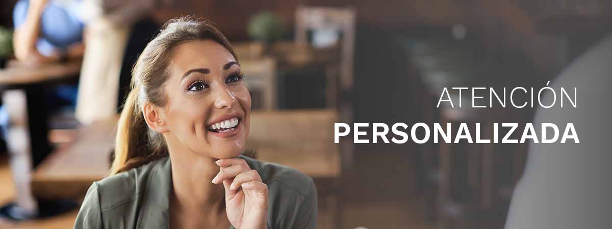 mujer en cafetería siendo atendida por el camarero