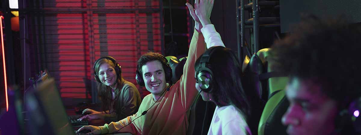 Los e-sports como oportunidad para el merchandising empresarial 1 equipo de e-sports festejando una victoria