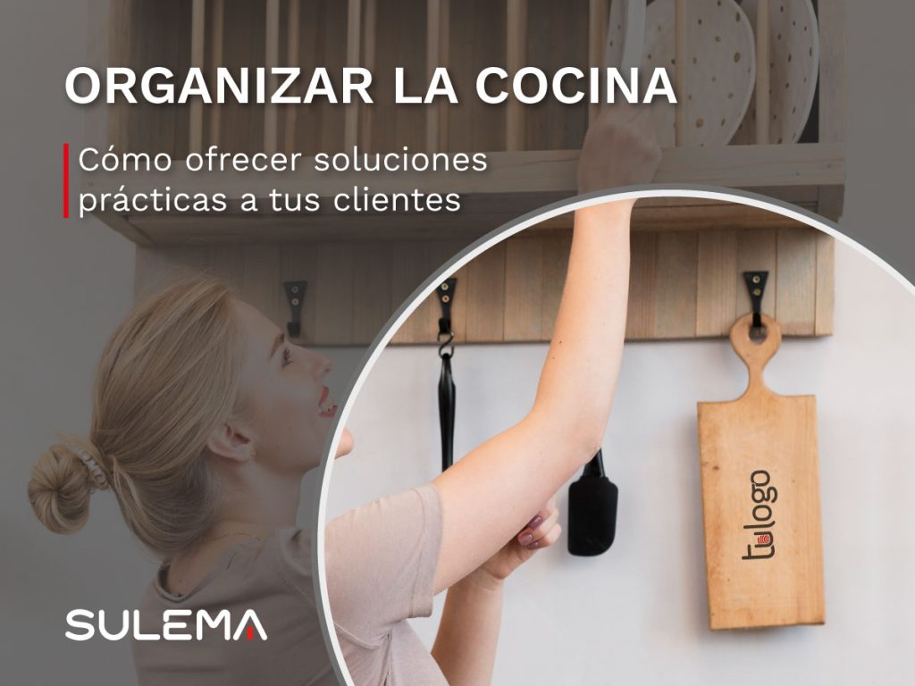 mujer ordenando su cocina