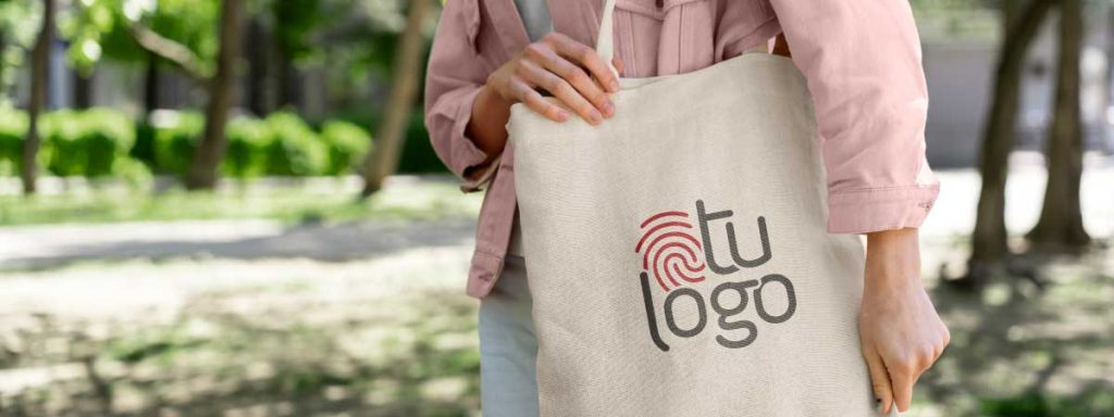 Comprar bolsas de cáñamo personalizadas Mujer con una bolsa de cáñamo personalizado