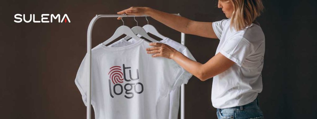 mujer colgando camisetas personalizadas