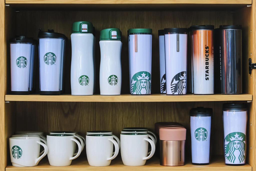 Starbucks en Navidad: El fenómeno de las tazas personalizadas en fin de año. 1 image